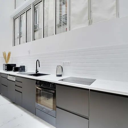 Apartment Authentique - 1br- 2p- Voltaire *